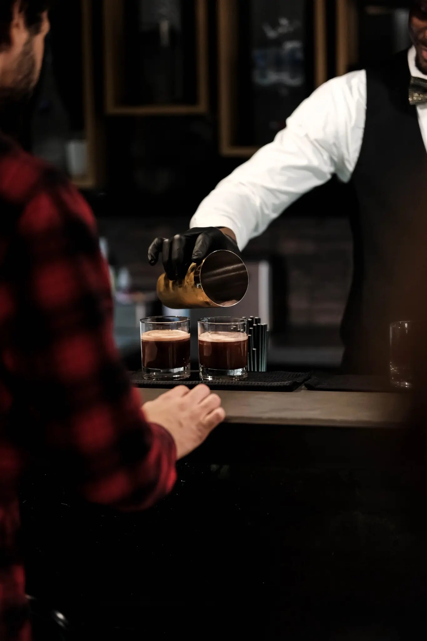 Service de cocktails réalisé au comptoir