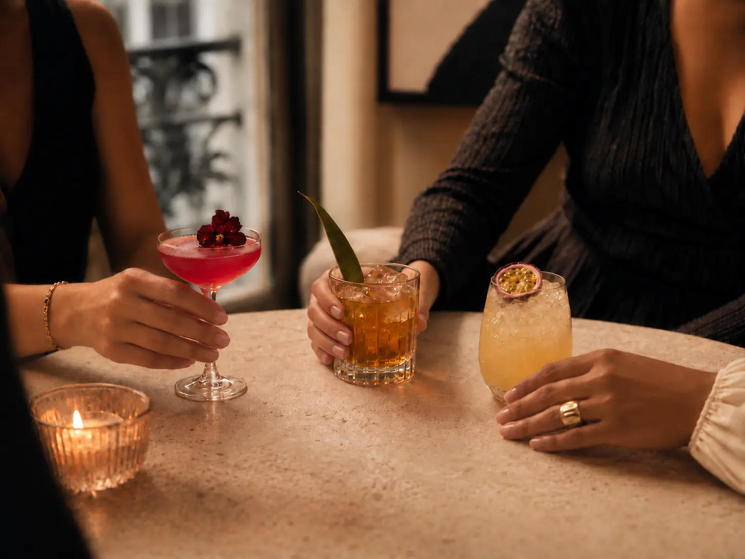 Trois personnes partageant des cocktails exotiques à la maison